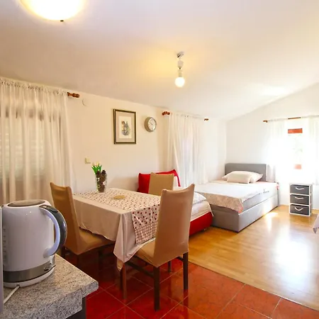 Milan 1665 Apartman Peroj