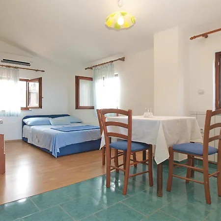 Milan 1665 Apartman Peroj